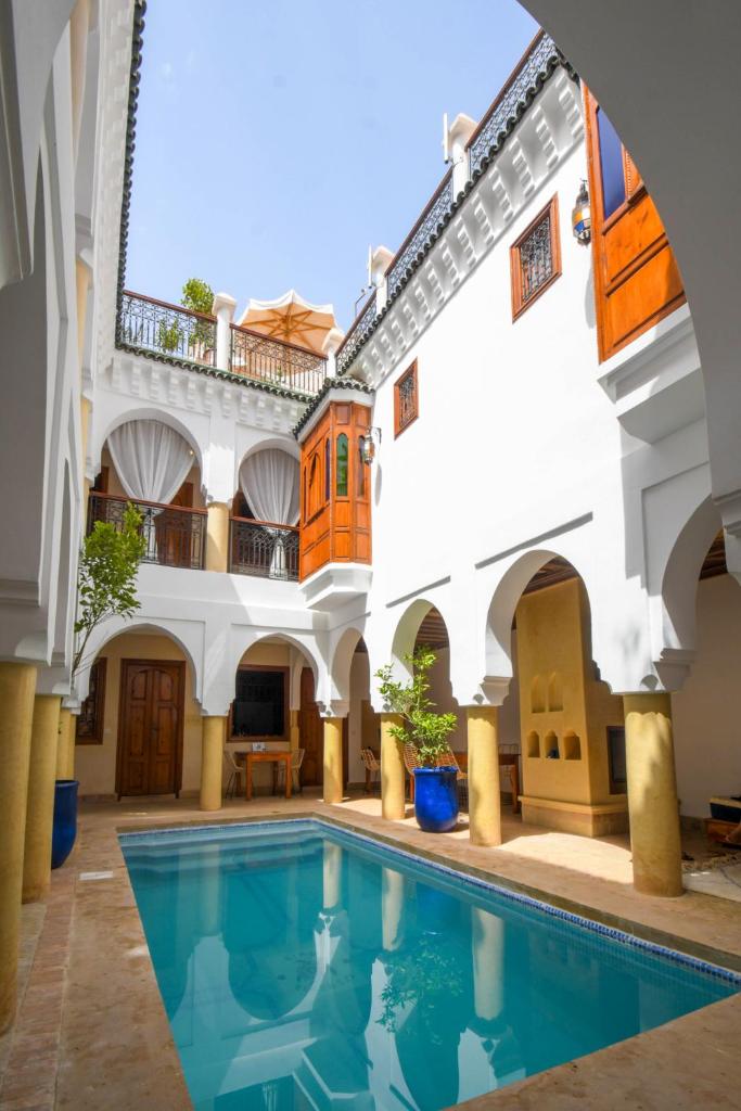 une cour avec piscine dans un immeuble dans l'établissement Riad Berenssi, à Marrakech