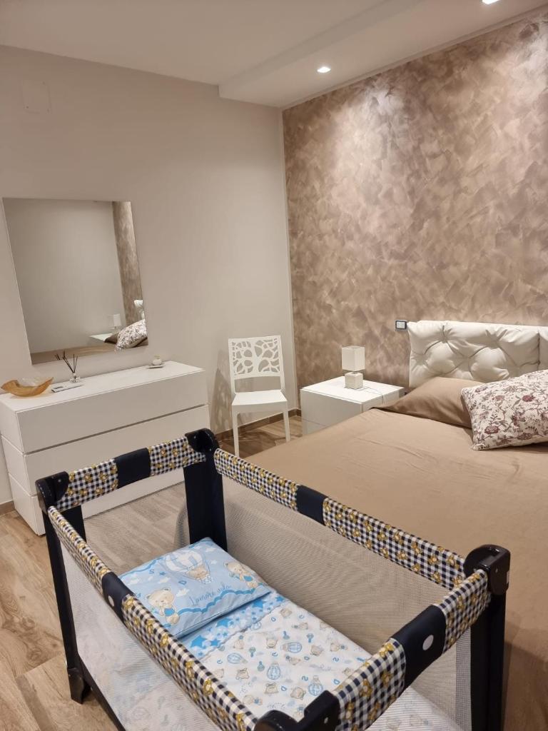 une chambre avec un lit, un miroir et une chaise dans l'établissement Rosmat's house, à Conversano