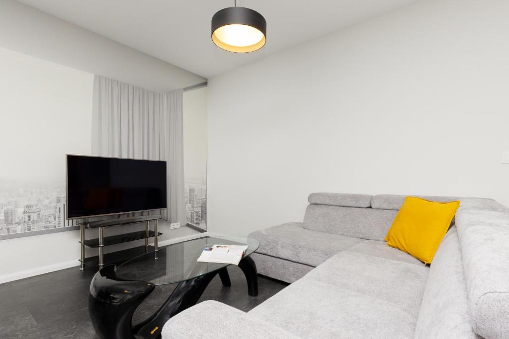 Warsaw City Center Apartment Grzybowska 85 with Parking by Noclegi Renters 2