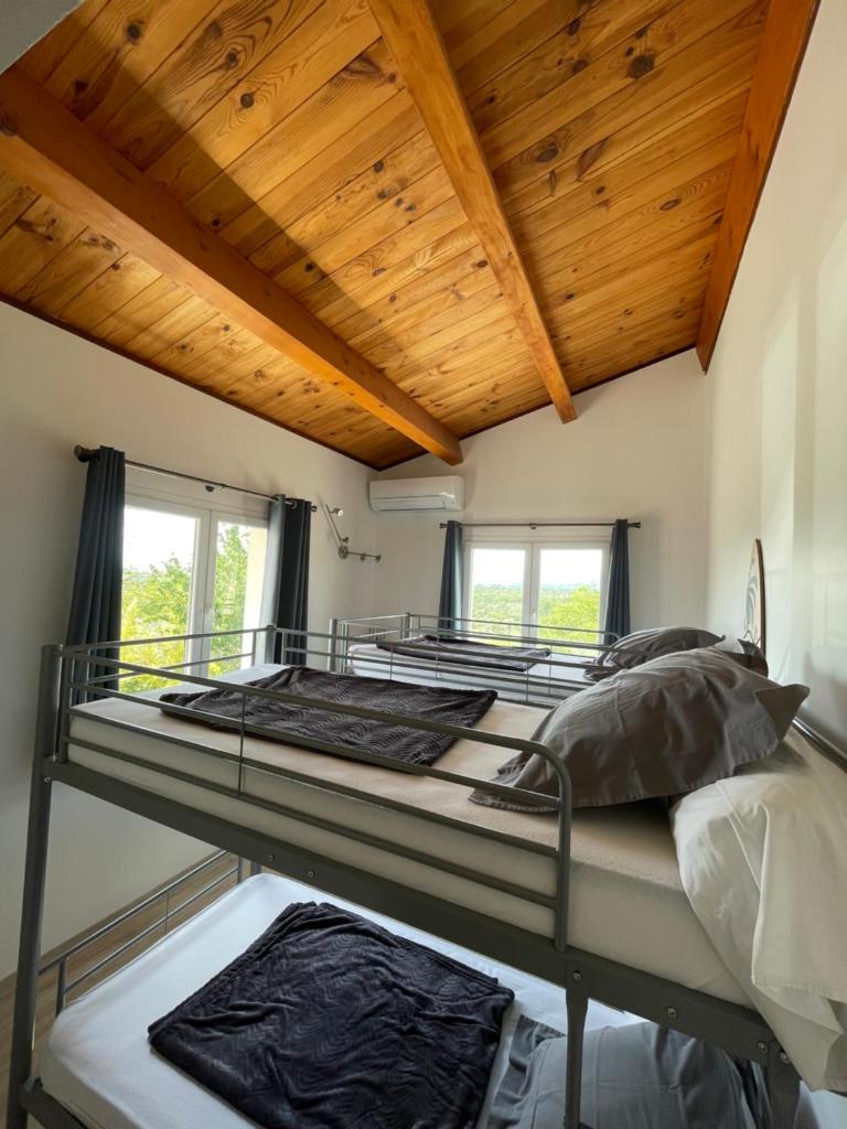 un lit dans une chambre avec un plafond en bois dans l'établissement Village de gites Mas de la Bastide, à Joyeuse 37 autres photos