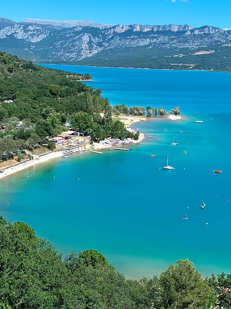 - une vue aérienne sur une plage d'eau bleue dans l'établissement Mobil home 6 personnes climatisation Sainte Croix du Verdon - Gorges du Verdon, à Sainte-Croix-de-Verdon 10 autres photos