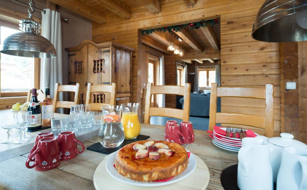 - une table en bois avec un gâteau dans l'établissement Chalet Barragiste, à Courchevel