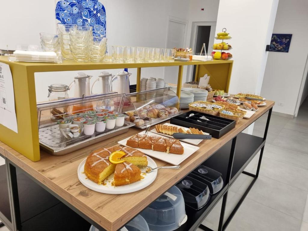 une table remplie de différents types de pâtisseries et de desserts dans l'établissement Hotel Arte Mare, à San Vito Lo Capo