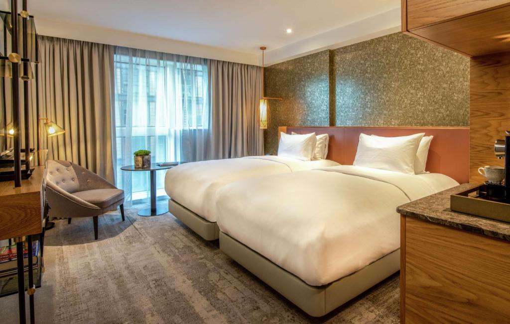 Lincoln Plaza Hotel London, Curio Collection By Hilton Image