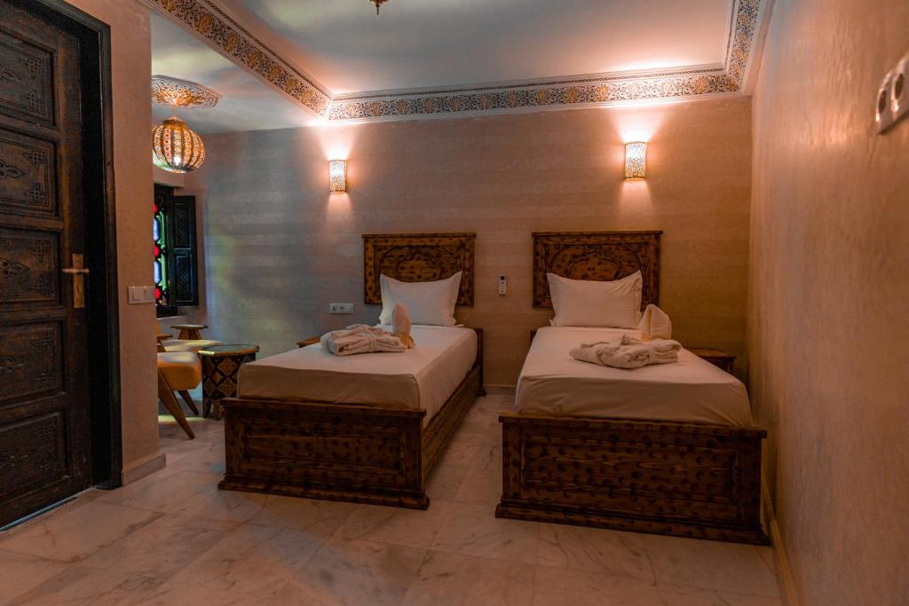 une chambre avec deux lits dans une pièce dans l'établissement Riad Deluxe, à Marrakech 37 autres photos