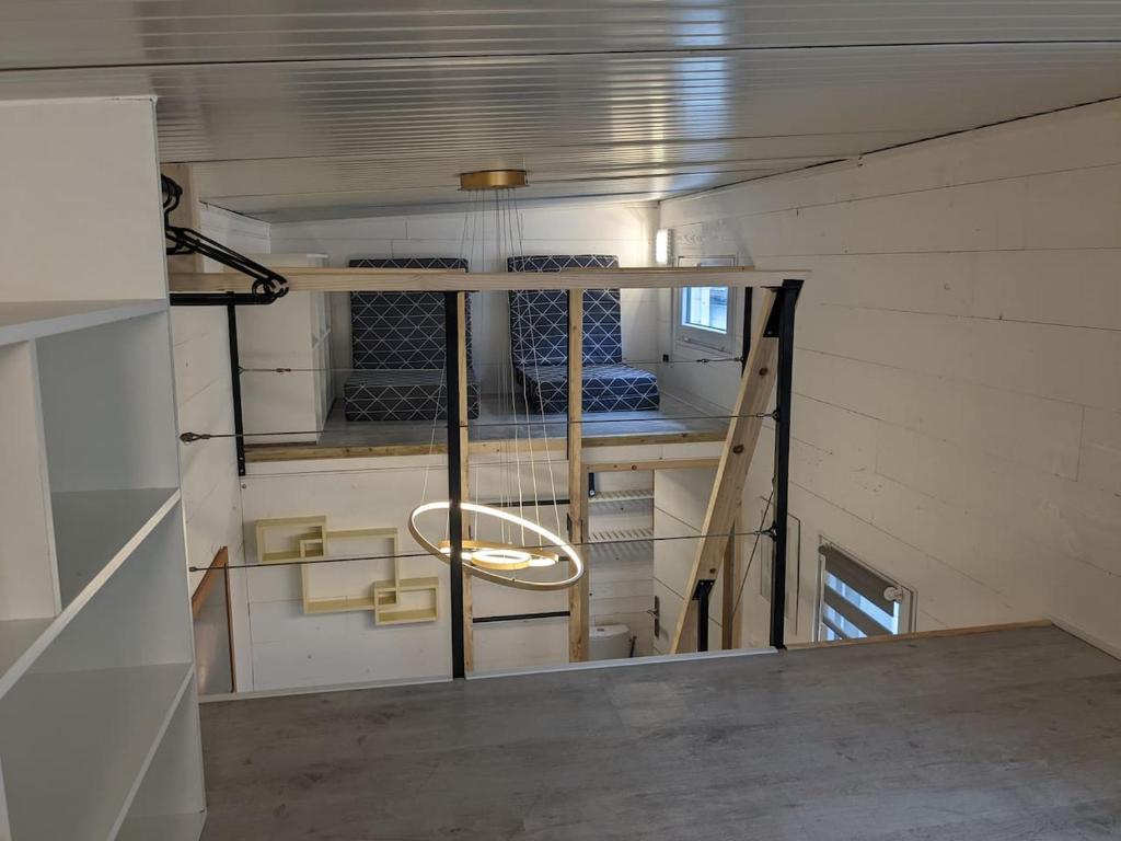 - une vue sur l'intérieur d'une petite maison dans l'établissement Tiny House proche de la plage sans draps ni serviettes, à Plévenon