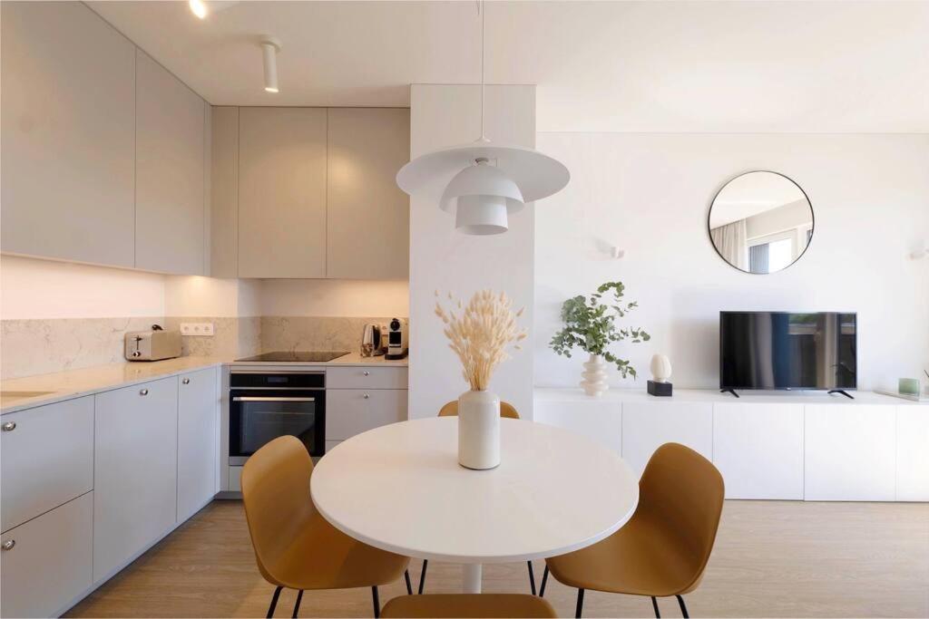 1bdr Apt w/Balcony, free Pkg 2