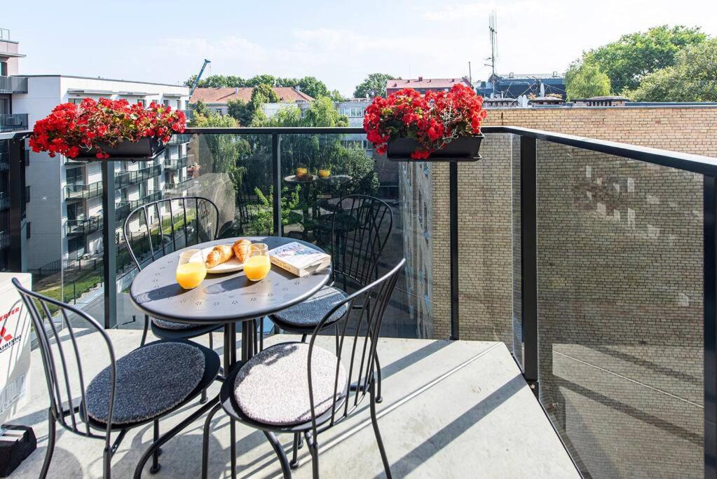 1bdr Apt w/Balcony, free Pkg 6