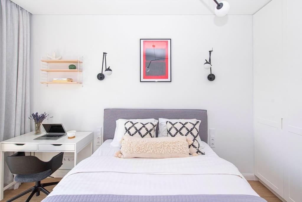 1bdr Apt w/Balcony, free Pkg 7