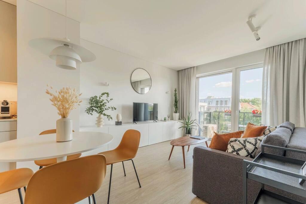 1bdr Apt w/Balcony, free Pkg 4