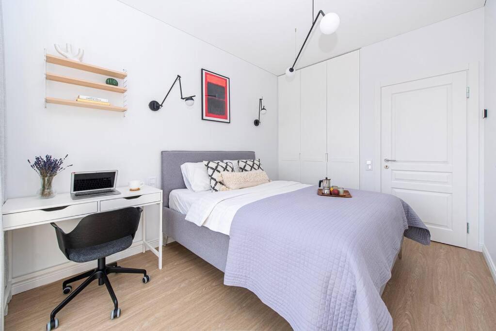 1bdr Apt w/Balcony, free Pkg 1