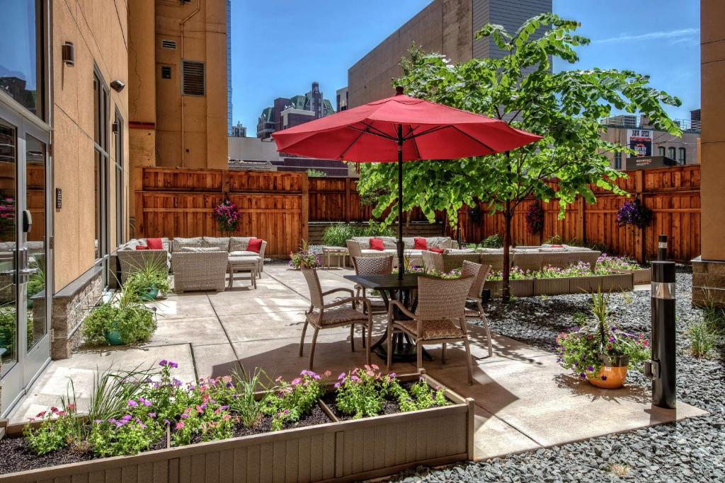 Hampton Inn & Suites - Minneapolis/Downtown Image