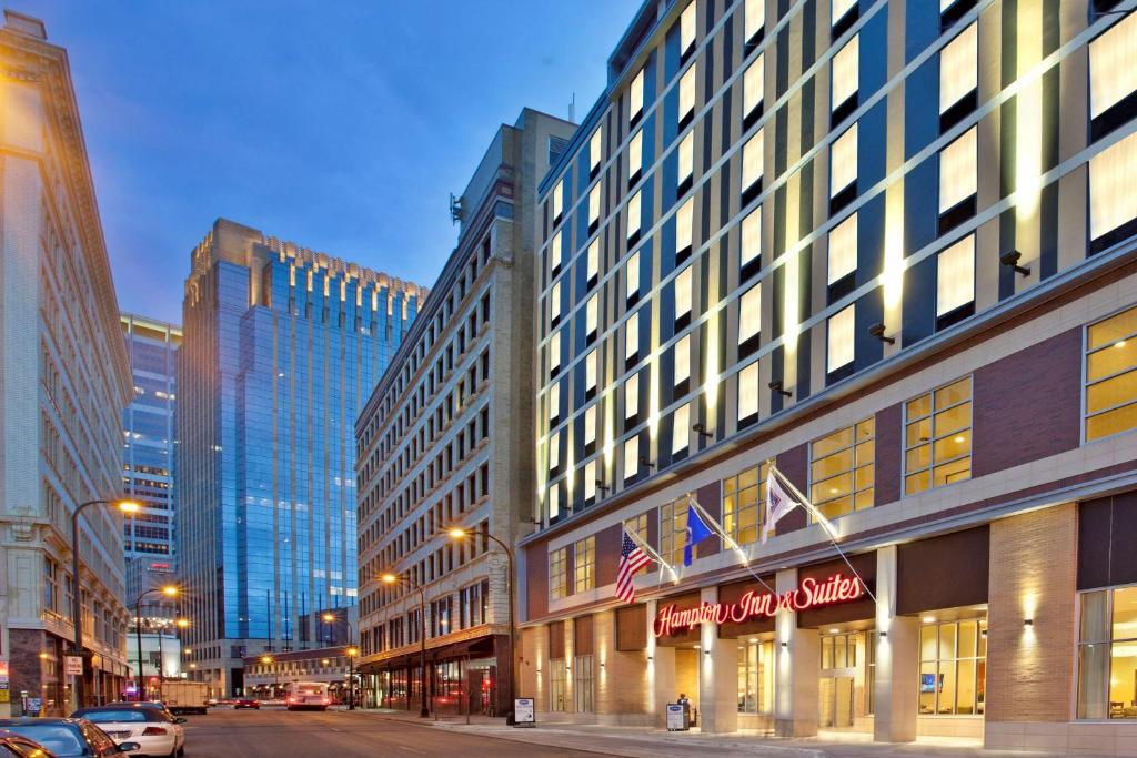 Hampton Inn & Suites - Minneapolis/Downtown Image
