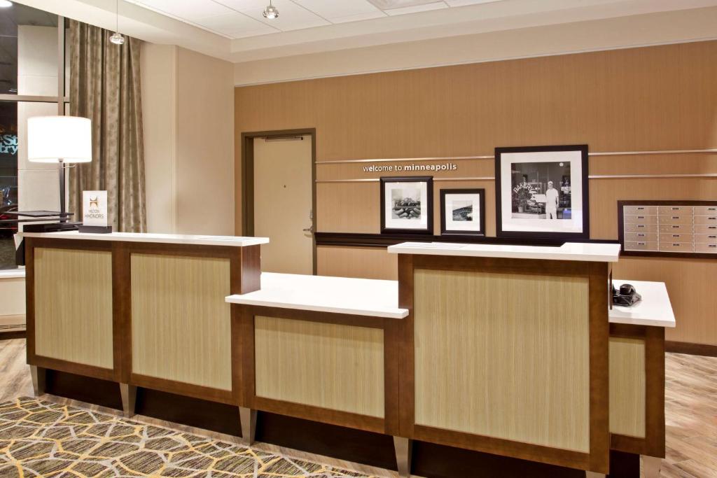 Hampton Inn & Suites - Minneapolis/Downtown Image