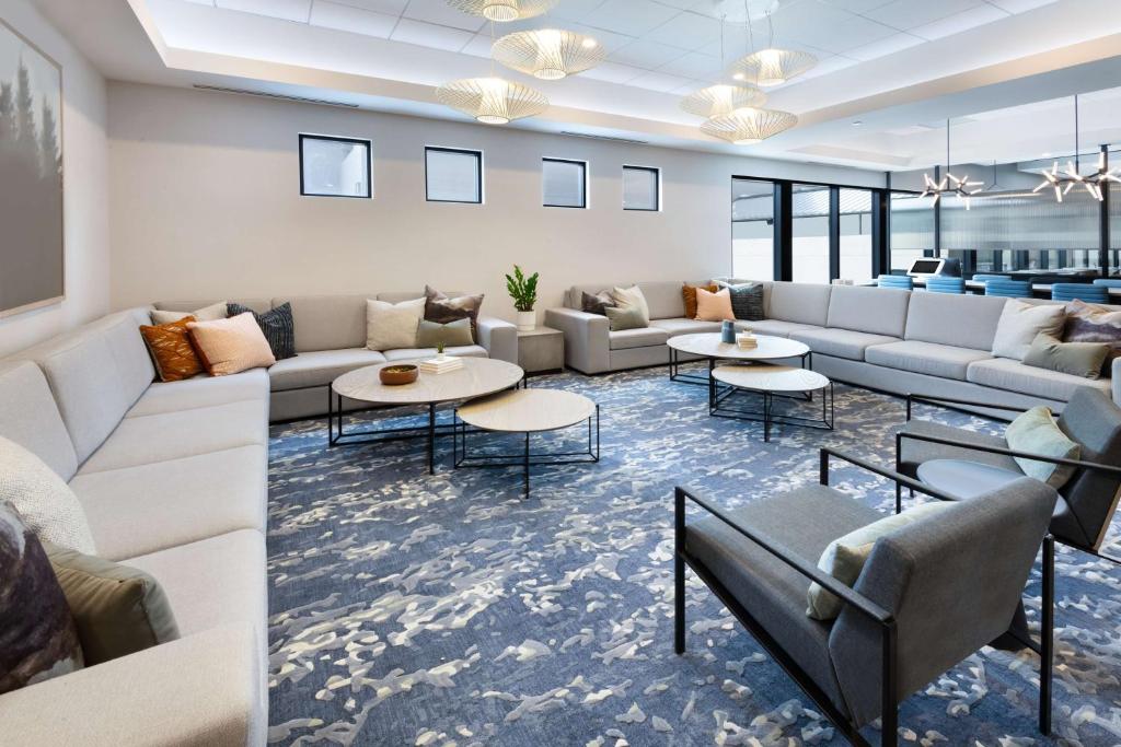 DoubleTree by Hilton Denver Cherry Creek, CO Image