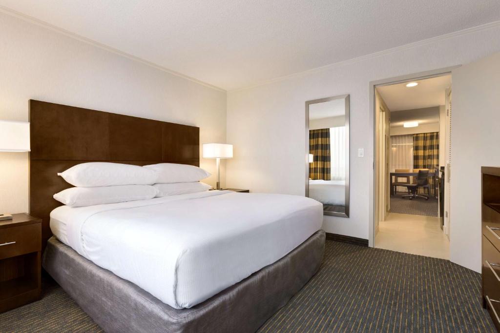 Embassy Suites by Hilton Baltimore at BWI Airport Image