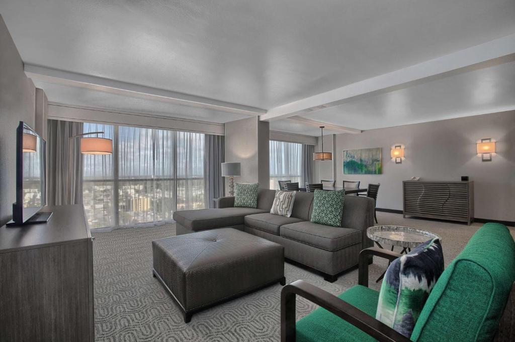 DoubleTree by Hilton at the Entrance to Universal Orlando Image
