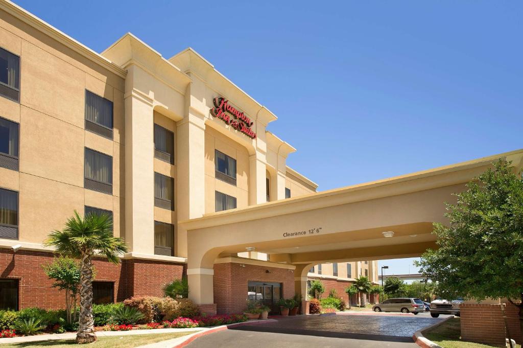 Hampton Inn and Suites San Antonio Airport Image