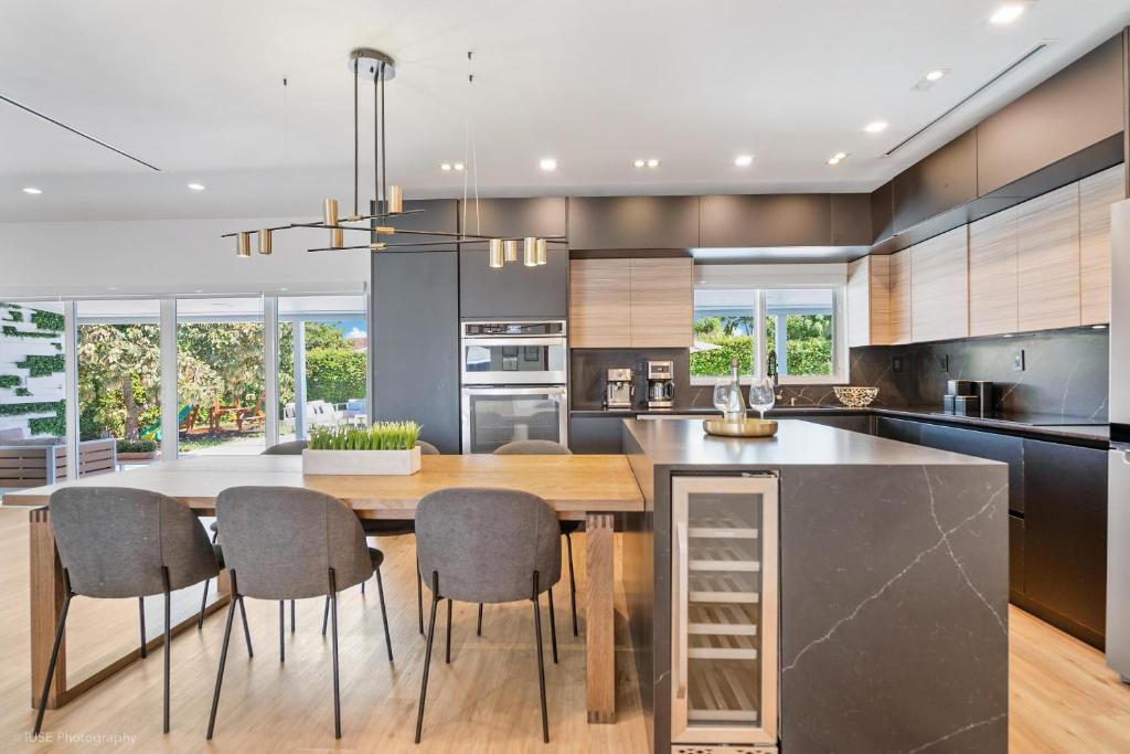 Miami Luxe Paradise - HtdPool, MiniGolf, Playground, BBQ, baby items 5