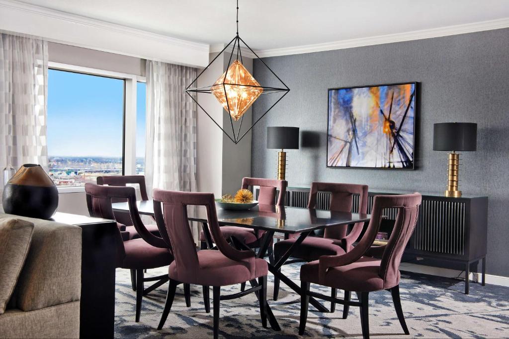 Hilton Baltimore Inner Harbor Image