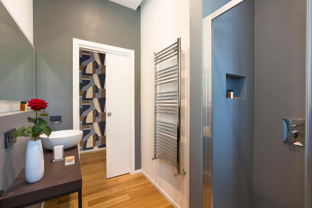 une salle de bain avec un lavabo et des toilettes dans une chambre dans l'établissement Gianos Villa, à Mascali