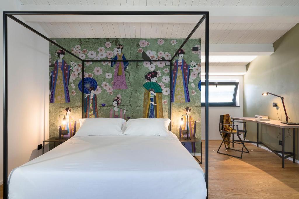 une chambre avec un grand lit blanc dans une pièce dans l'établissement Gianos Villa, à Mascali 64 autres photos