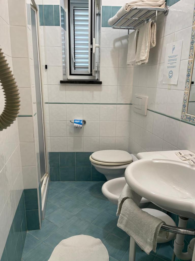 une salle de bain avec deux toilettes et un lavabo dans l'établissement Albergo Olmitello - cucina vegetariana bio e tradizionale, à Ischia