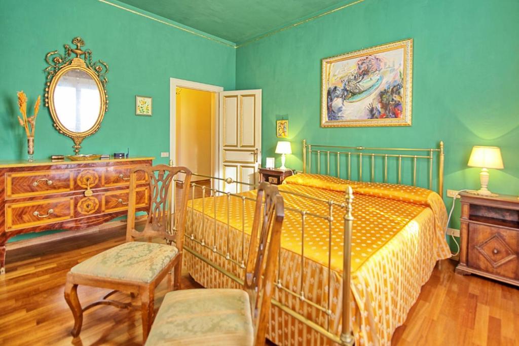 une chambre avec deux lits et un miroir dans l'établissement Villa Lauretana by PosarelliVillas, à Torrita di Siena