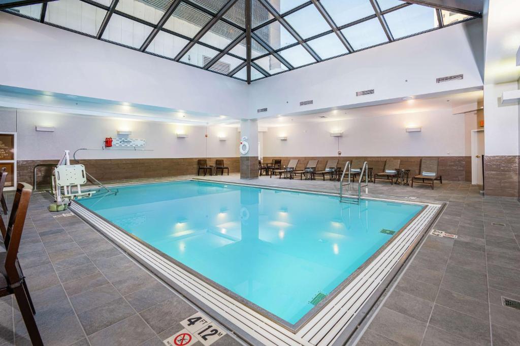 Hilton Indianapolis Hotel & Suites Image