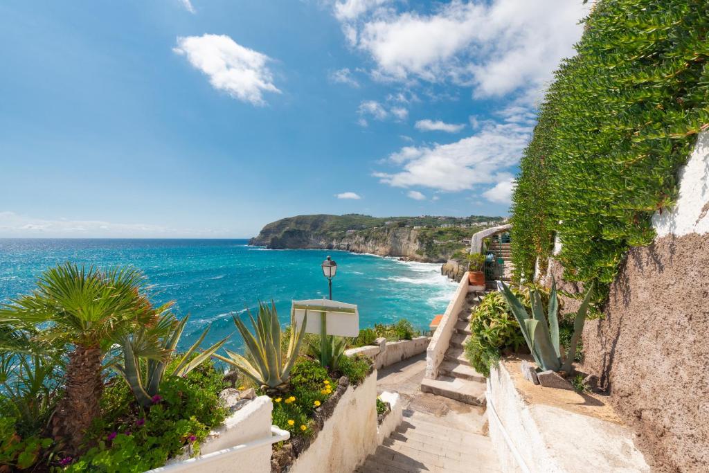 un escalier menant à une plage donnant sur l'océan. dans l'établissement Hotel Villa Sirena, à Ischia
