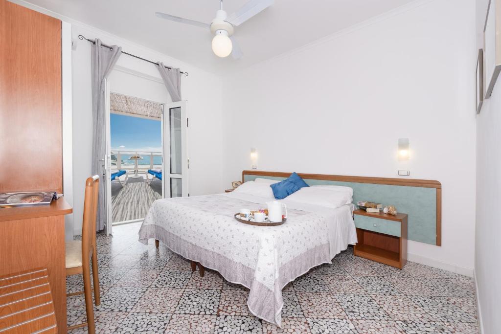 une chambre avec un lit avec vue sur l'océan dans l'établissement Hotel Villa Sirena, à Ischia