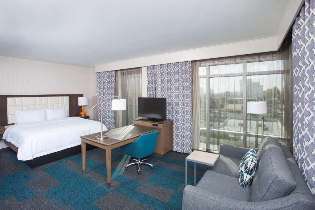 Hampton Inn & Suites LAX El Segundo Image
