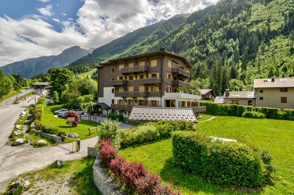 un grand bâtiment au milieu d'une montagne dans l'établissement Residence la Blaitiere, à Chamonix-Mont-Blanc