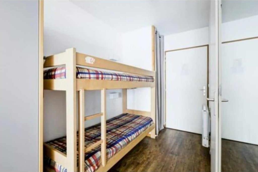 une chambre avec deux lits superposés dans l'établissement Studio Grand Chalet hyper centre, à Brides-les-Bains