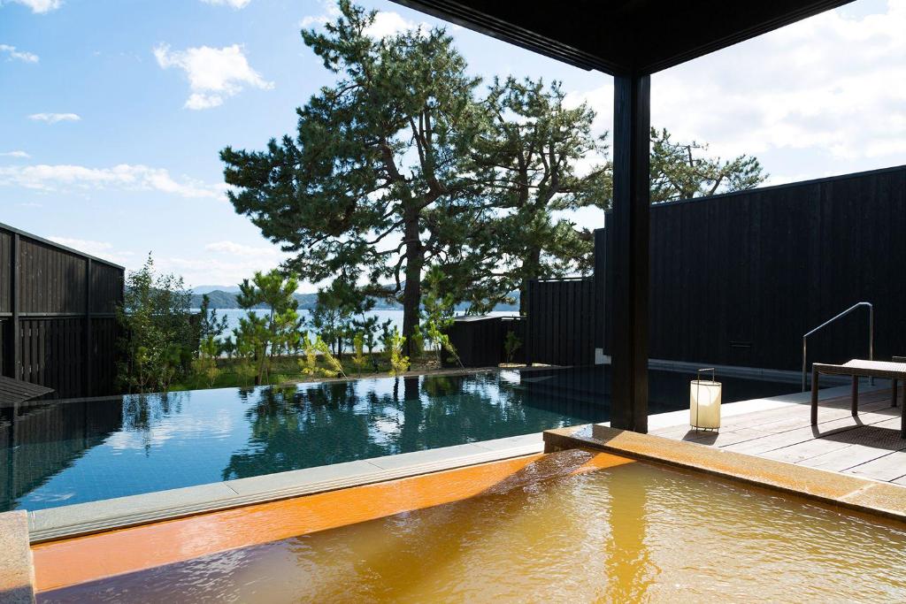 une piscine au milieu d'une maison dans l'établissement HOSHINO-OTOー星音, à Miyazu