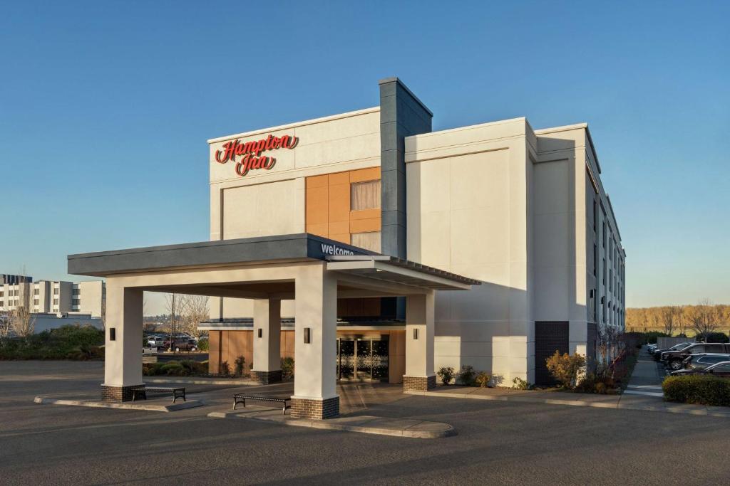 Hampton Inn Portland Airport Image