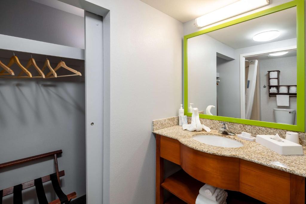 Hampton Inn & Suites St. Louis at Forest Park Image