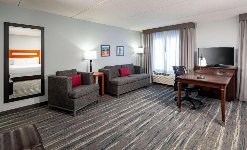 Hampton Inn & Suites St. Louis at Forest Park Image