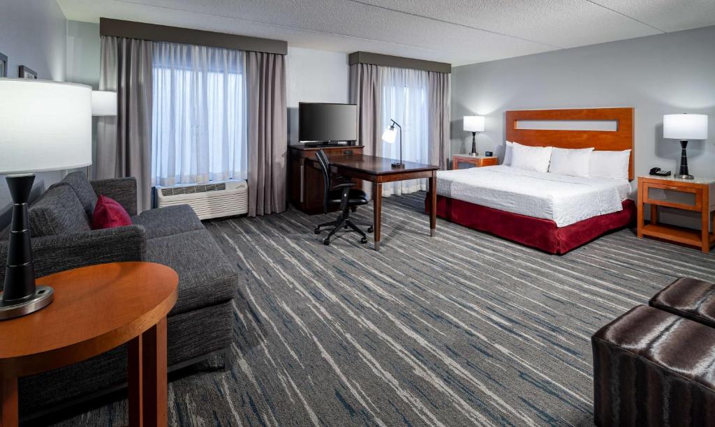 Hampton Inn & Suites St. Louis at Forest Park Image