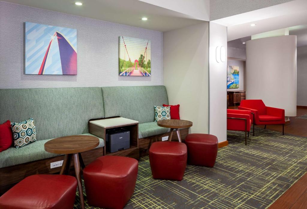 Hampton Inn & Suites St. Louis at Forest Park Image