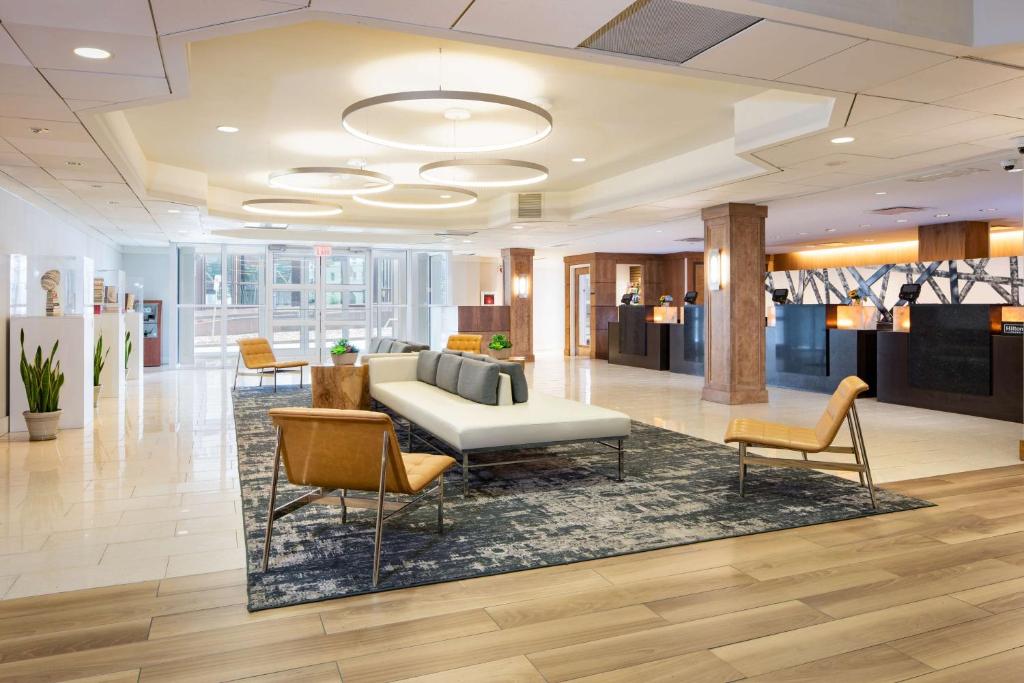 DoubleTree by Hilton Hotel & Suites Pittsburgh Downtown Image
