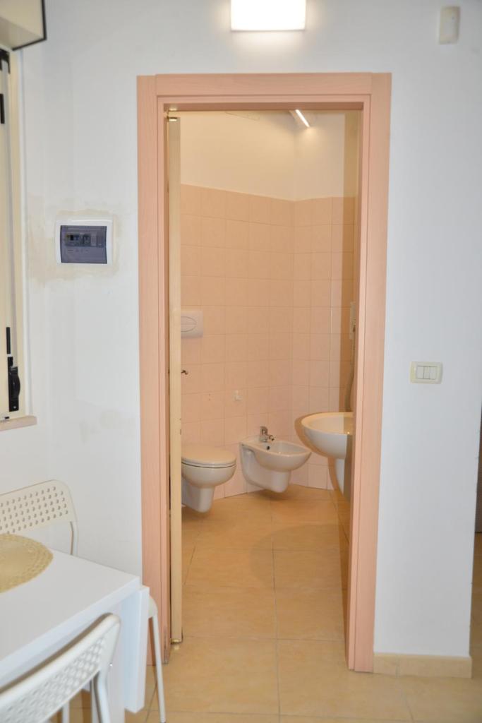 une salle de bain avec deux toilettes et un lavabo dans l'établissement Residence Airone, à Termoli 65 autres photos