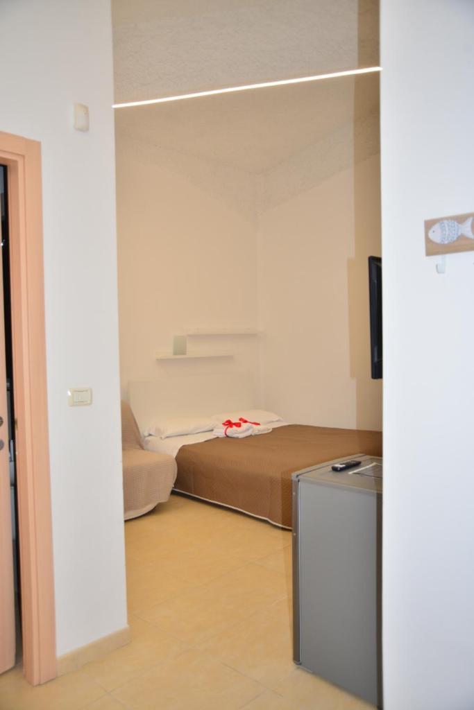 une petite pièce avec un lit et une table dans l'établissement Residence Airone, à Termoli