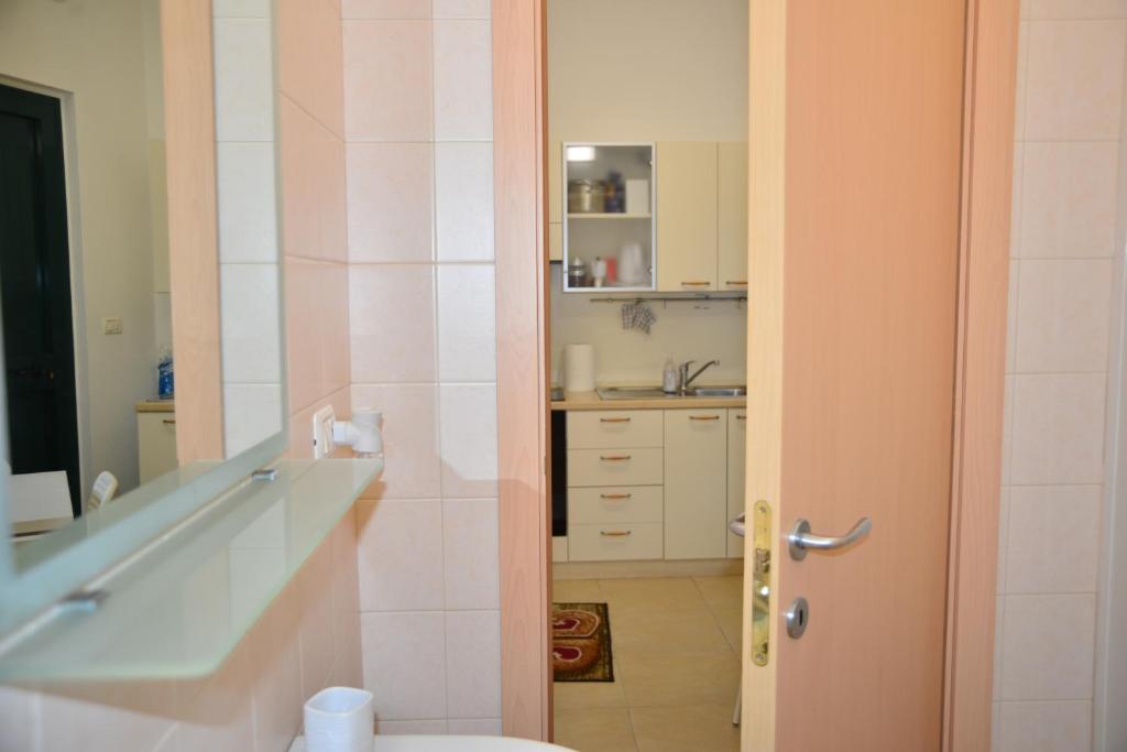 une salle de bain avec un lavabo et des toilettes dans une chambre dans l'établissement Residence Airone, à Termoli