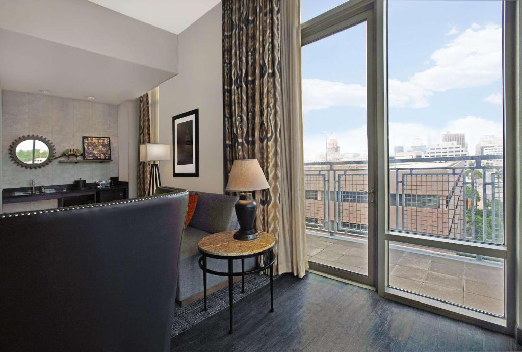 Hampton Inn and Suites Austin University Capitol Image
