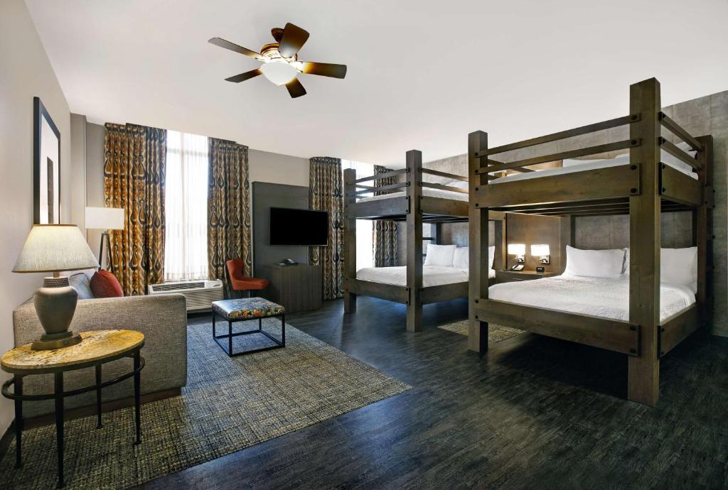 Hampton Inn and Suites Austin University Capitol Image