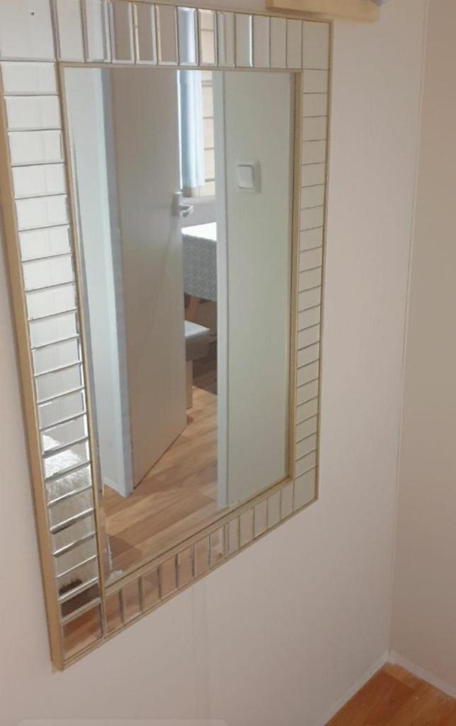 - un miroir mural dans l'établissement Ghislain et Pat, à Saint-Chéron 9 autres photos