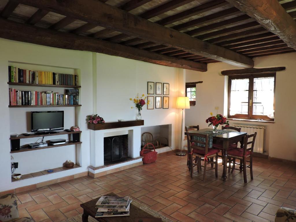 un salon avec une table et une cheminée dans l'établissement Villa Bellavista - Piscina ad uso esclusivo, à Celle sul Rigo