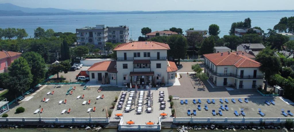 une vue aérienne d'un bâtiment avec beaucoup de chaises dans l'établissement Hotel Villa Trieste, à Sirmione