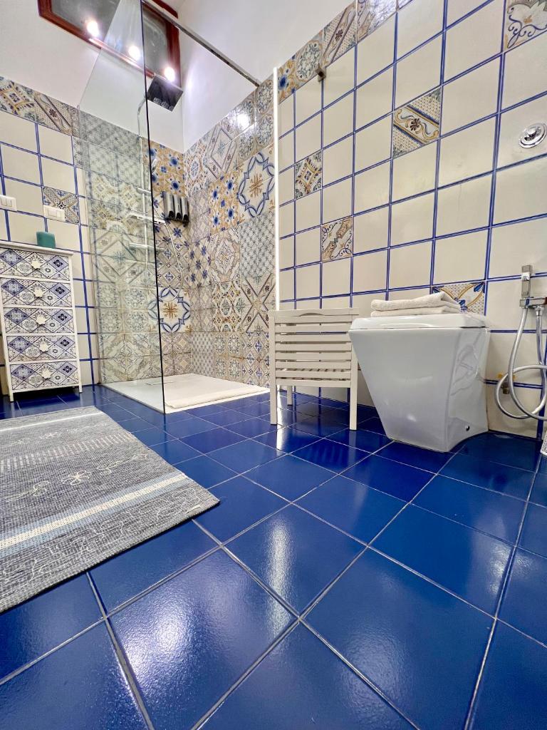 une salle de bain avec une douche, des toilettes et un lavabo dans l'établissement Villa Nina Amalfi, à Amalfi